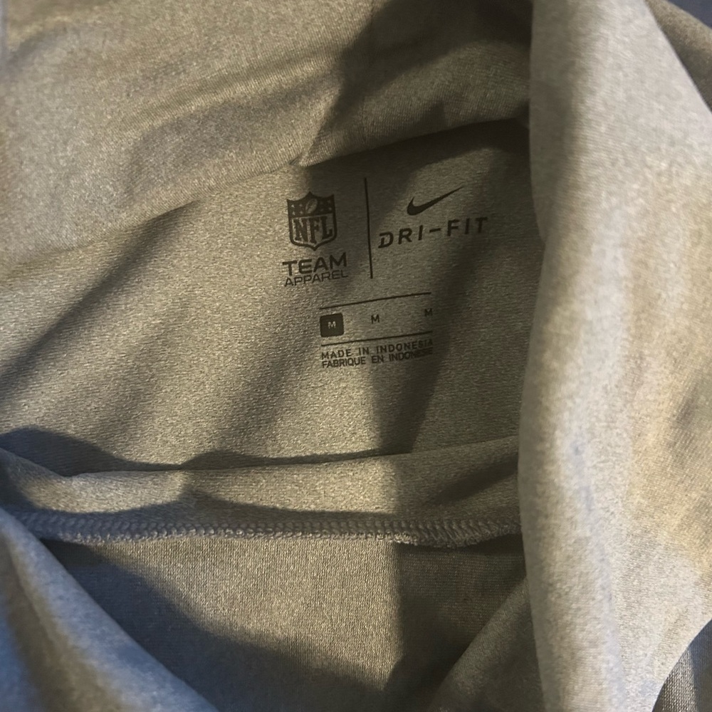 Authentic nfl shirt/jacket great condition can’t fit size m in women’s